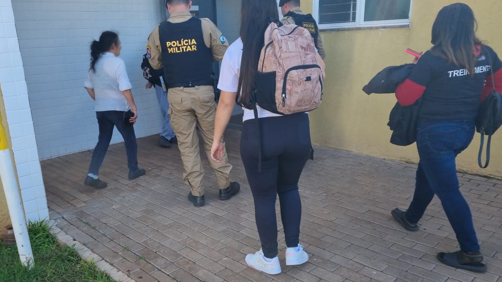 Mais quatro alunos são levados à delegacia após serem flagrados com cigarro eletrônico em escola de Cascavel Mais quatro alunos são levados à delegacia após serem flagrados com cigarro eletrônico em escola de Cascavel