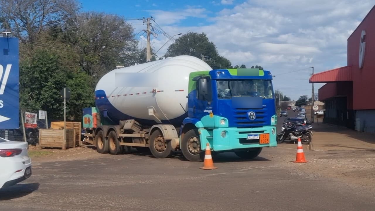 Caminhão de gás quebra e causa transtorno na Estrada da Pedreira Caminhão de gás quebra e causa transtorno na Estrada da Pedreira