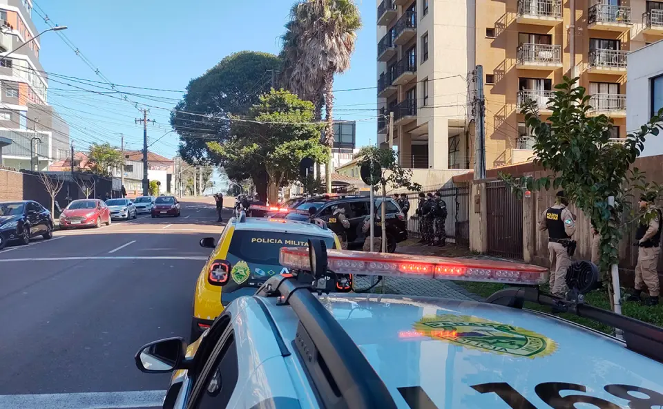 Suposto líder do tráfico morre em tiroteio com a RONE em apartamento no Portão Suposto líder do tráfico morre em tiroteio com a RONE em apartamento no Portão