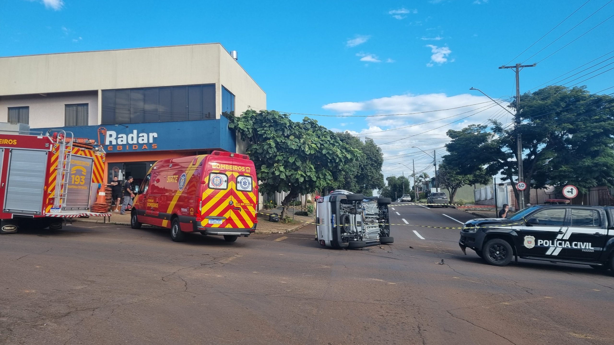Fiat Strada capota após colisão com viatura da Polícia Civil na Rua Vitória