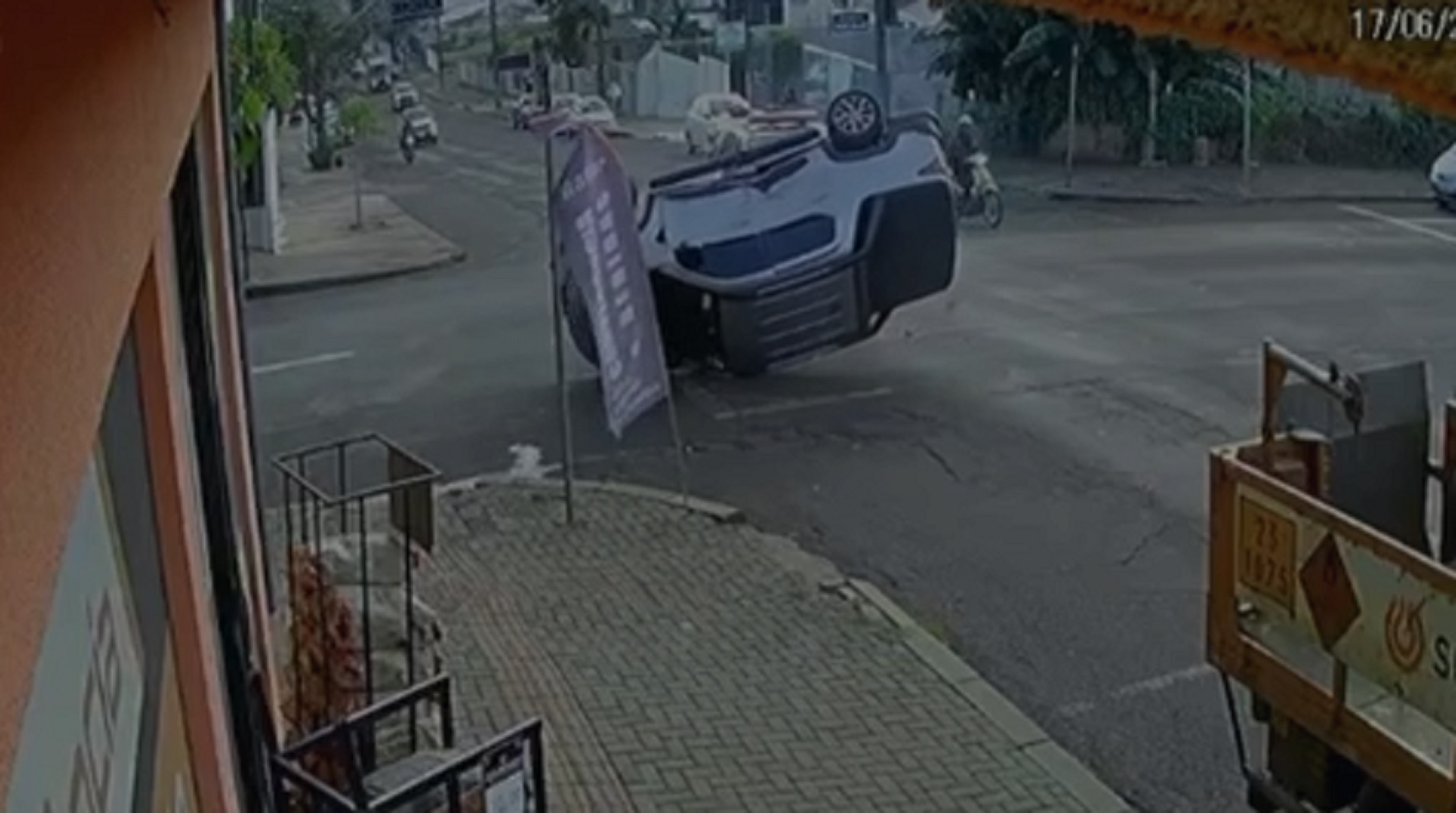 Câmera registra grave acidente entre viatura e caminhonete
