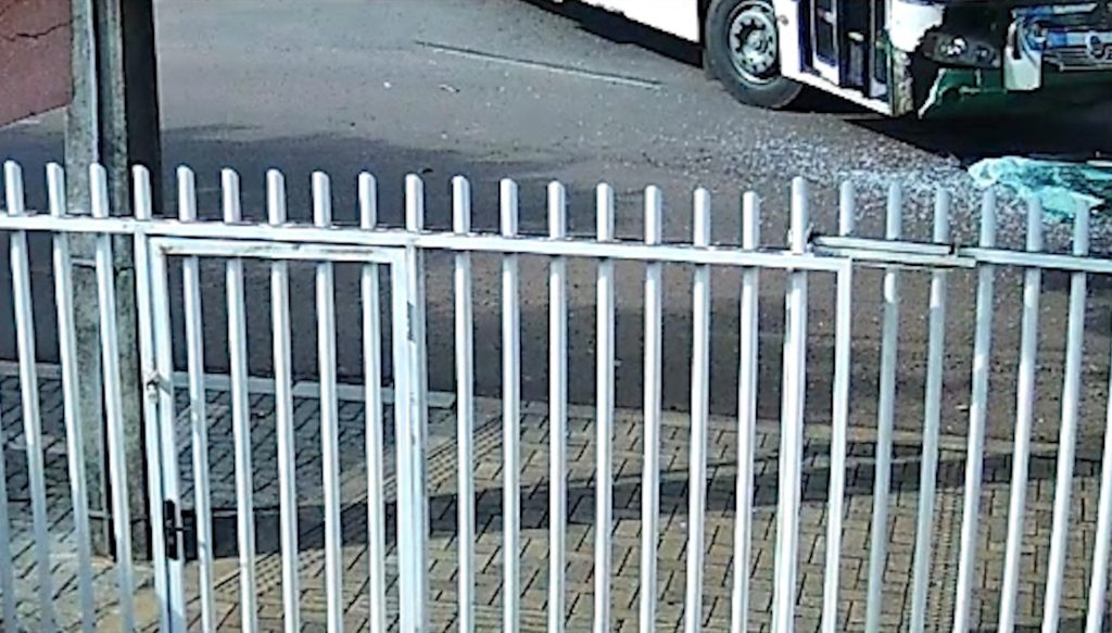 Câmera flagra momento exato da batida entre Kombi e ônibus no Parque Verde Câmera flagra momento exato da batida entre Kombi e ônibus no Parque Verde