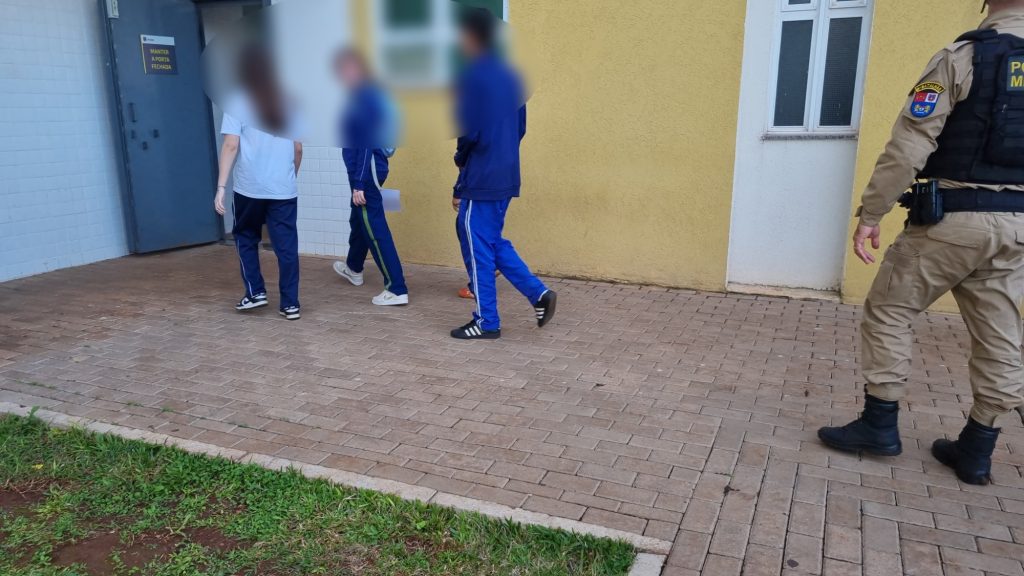 Adolescentes são levados à delegacia após serem flagrados com cigarros eletrônicos em Colégio Cívico Militar de Cascavel