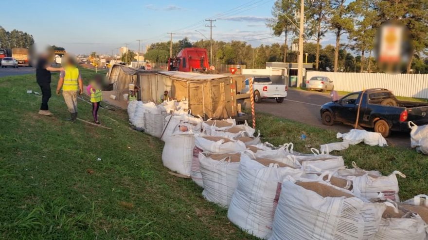 Carga de soja é retirada após tombamento de carreta na BR-277