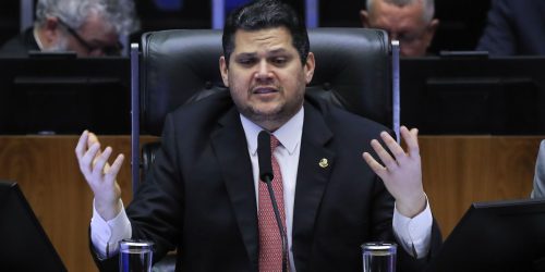Alcolumbre lê requerimento que cria CPMI sobre fraudes no INSS Imagem referente a Alcolumbre lê requerimento que cria CPMI sobre fraudes no INSS