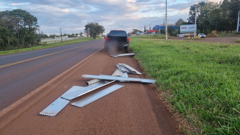 Susto na BR 369: Tampa de carroceria se desprende e deixa placas de metal na via