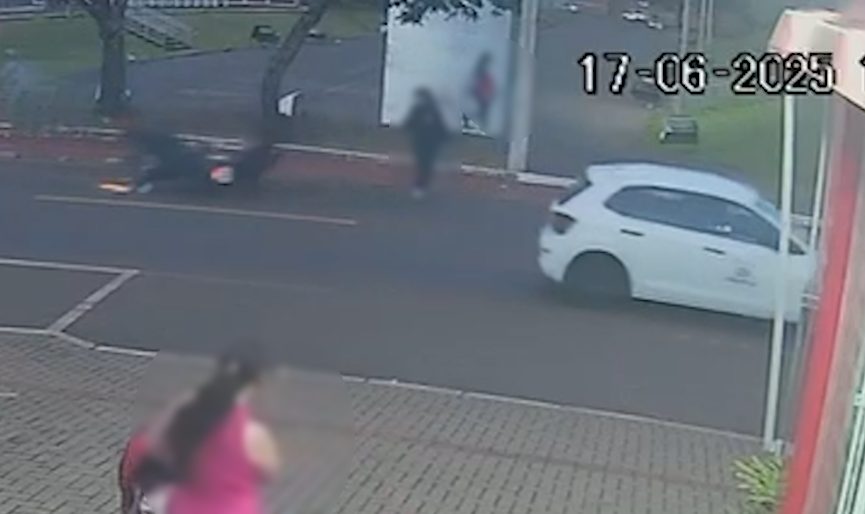 Câmera flagra adolescente sendo atropelada por moto na Avenida Tito Muffato