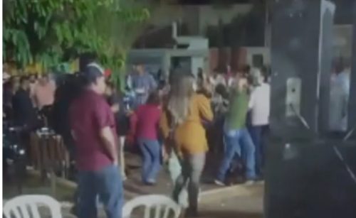 Tragédia em festa junina: PM aposentado mata rival e fere ex em ataque de ciúmes Imagem referente a Tragédia em festa junina: PM aposentado mata rival e fere ex em ataque de ciúmes
