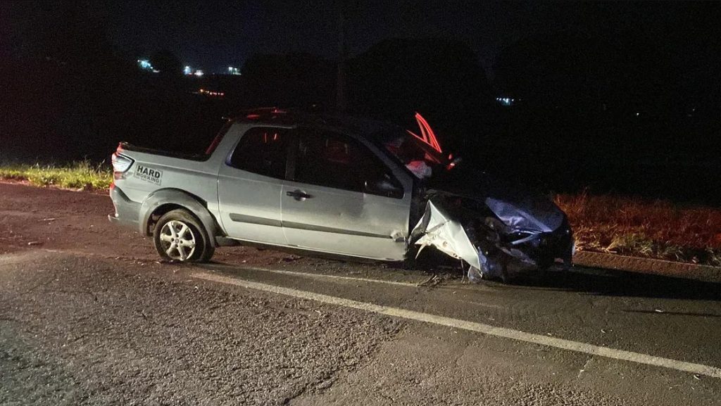 Fiat Strada tem a frente destruída após bater em guard-rail em Apucarana