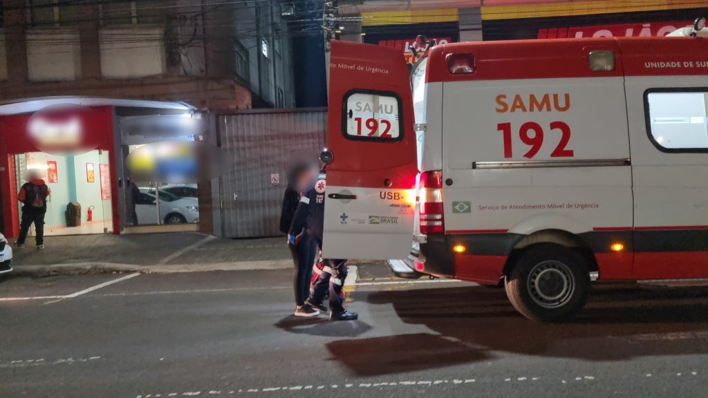 Jovem é socorrida pelo Samu após ter crise convulsiva no Centro de Cascavel