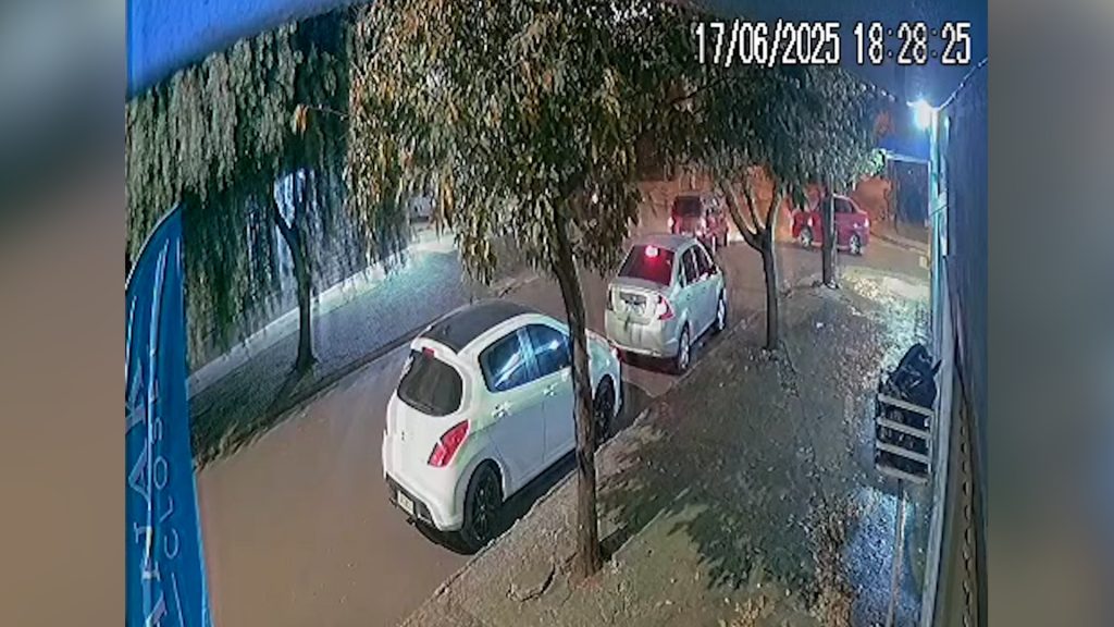 Câmera flagra acidente entre carros no Bairro Esmeralda em Cascavel
