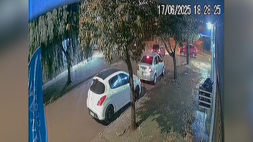Câmera flagra acidente entre carros no Bairro Esmeralda em Cascavel