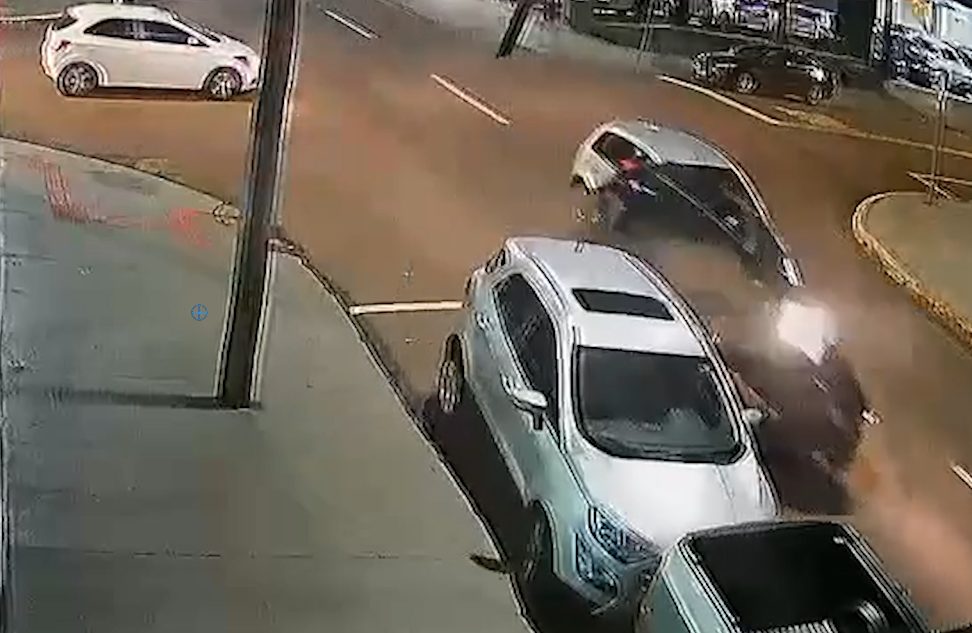 Mercedes quase tomba após bater em carro estacionado na Rua Cuiabá