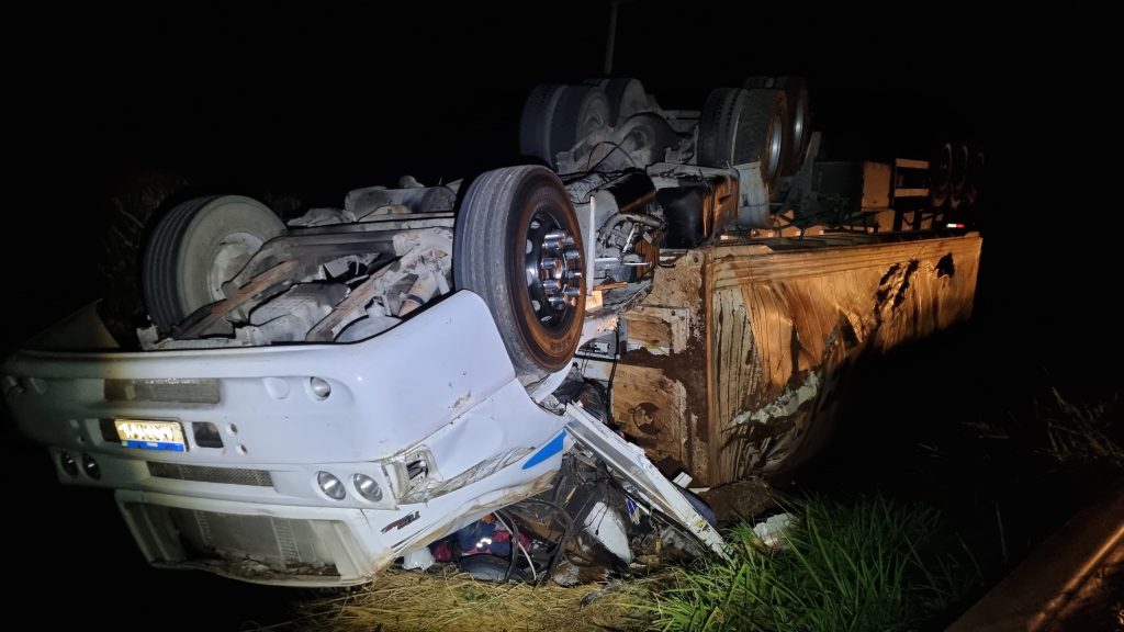 Motorista escapa ileso após caminhão cair em barranco na BR-369 em Cascavel