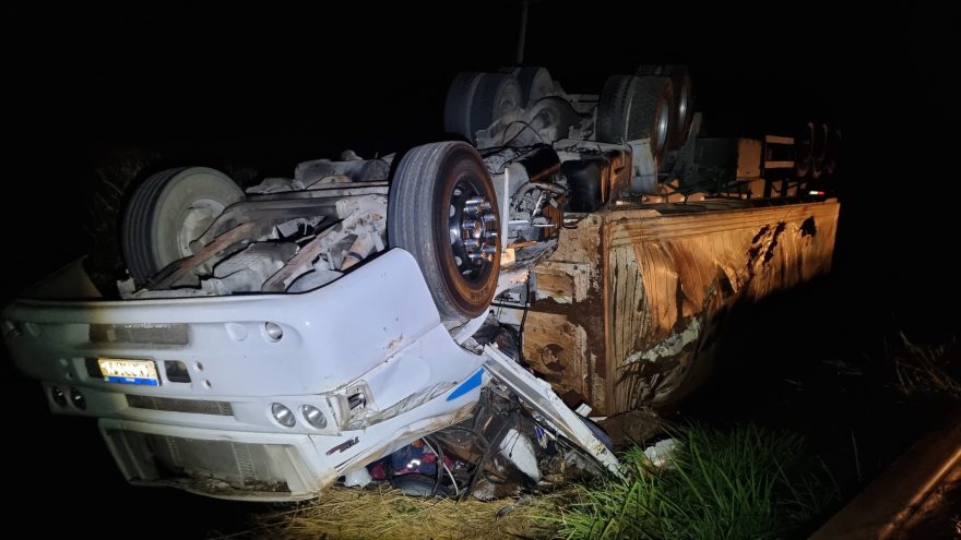 Motorista escapa ileso após caminhão cair em barranco na BR-369 em Cascavel