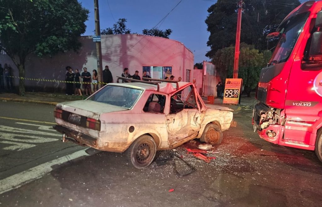 Caminhão invade preferencial e provoca grave acidente em Maringá