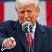 Imagem referente a Aiatolá ameaça reagir contra EUA após Trump exigir a rendição do Irã