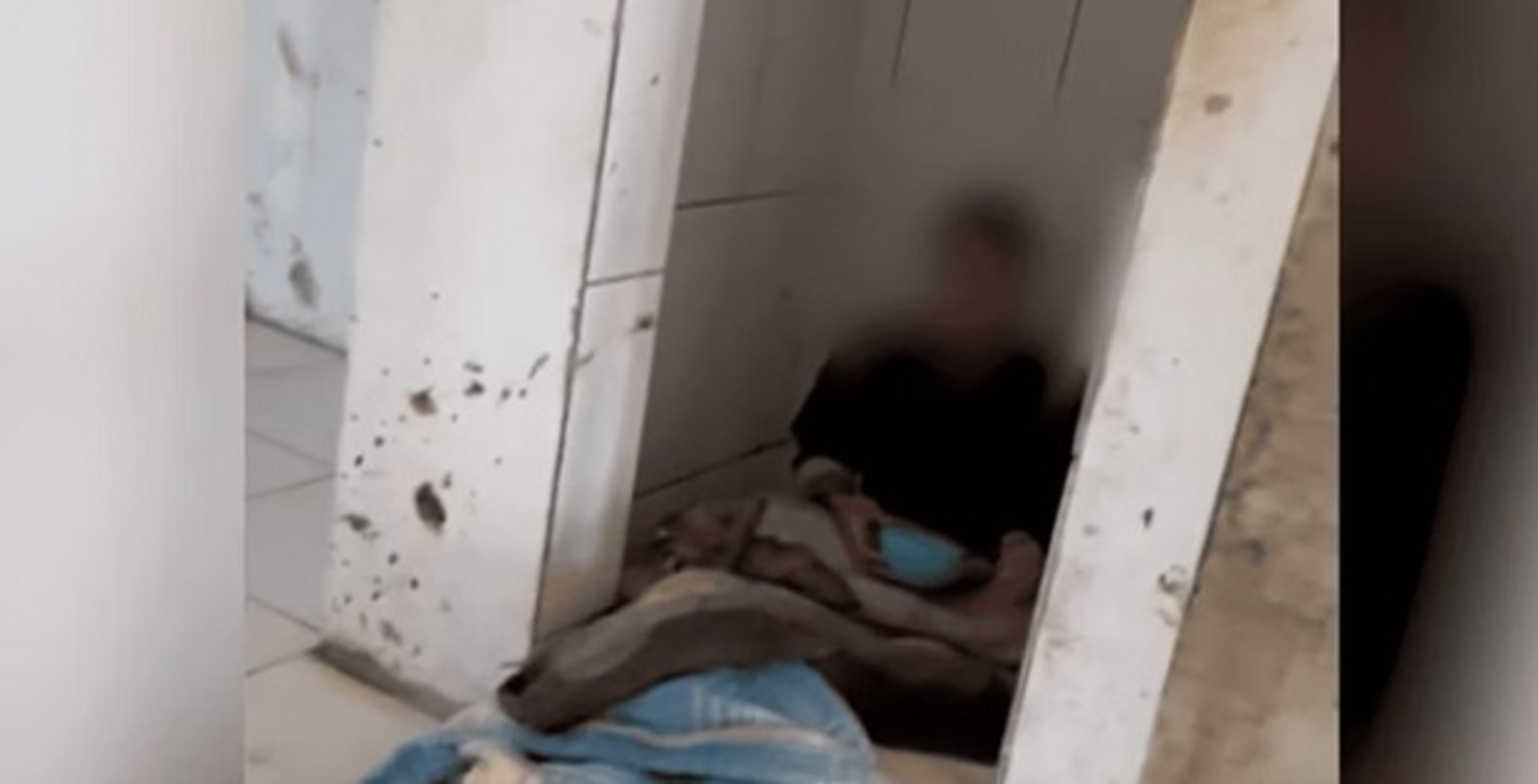 Jovem autista é resgatado de 'Jaula' em casa e pais são detidos