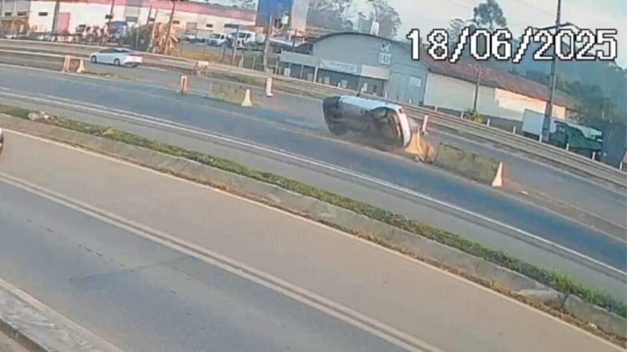 Motorista perde o controle da direção e carro arrasta bloco de concreto na BR-470