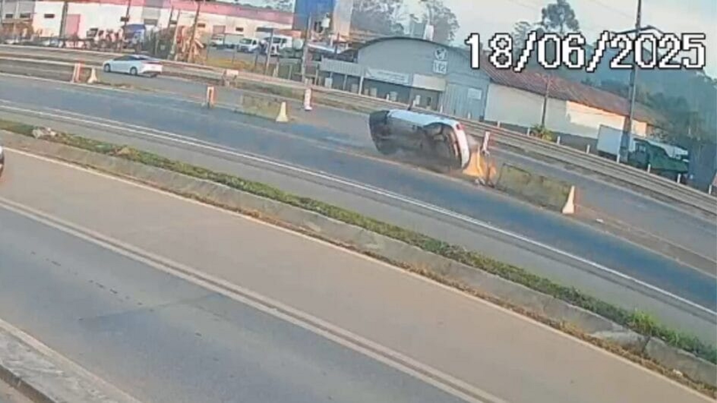 Motorista perde o controle da direção e carro arrasta bloco de concreto na BR-470