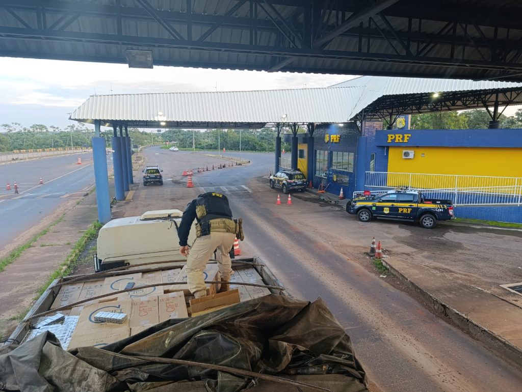 PRF apreende 600 mil maços de cigarros de origem estrangeira na BR-163 PRF apreende 600 mil maços de cigarros de origem estrangeira na BR-163