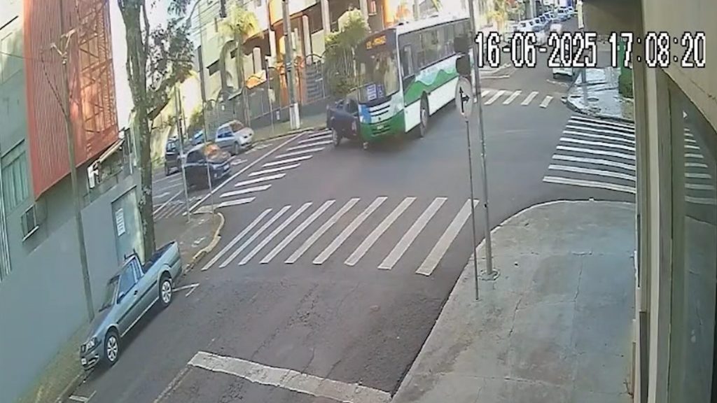 Câmera flagra momento exato de colisão entre carro e ônibus em esquina movimentada de Cascavel Câmera flagra momento exato de colisão entre carro e ônibus em esquina movimentada de Cascavel