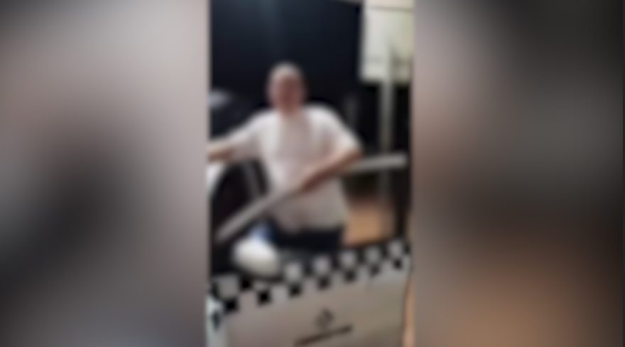 Mulher diz ter sido chamada de “Puta Velha” por taxista no Aeroporto