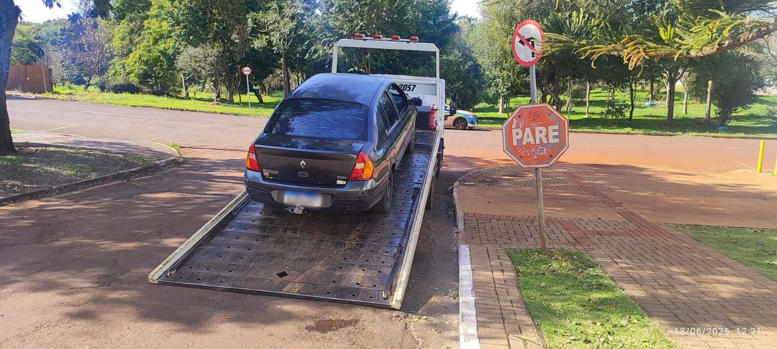 Veículo que fazia transporte irregular de crianças é apreendido pela Transitar em Cascavel
