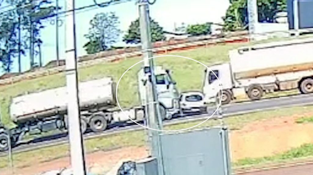 Câmera de segurança registra acidente entre carro e caminhão na BR-277, em Cascavel Câmera de segurança registra acidente entre carro e caminhão na BR-277, em Cascavel