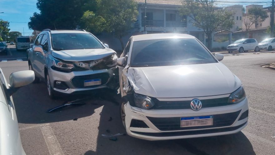 Polo e Tracker se envolvem em acidente de trânsito no Centro de Cascavel