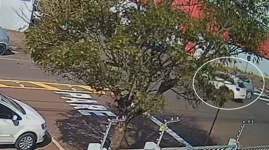 Câmera de segurança flagra momento de colisão entre Polo e Tracker no Centro de Cascavel