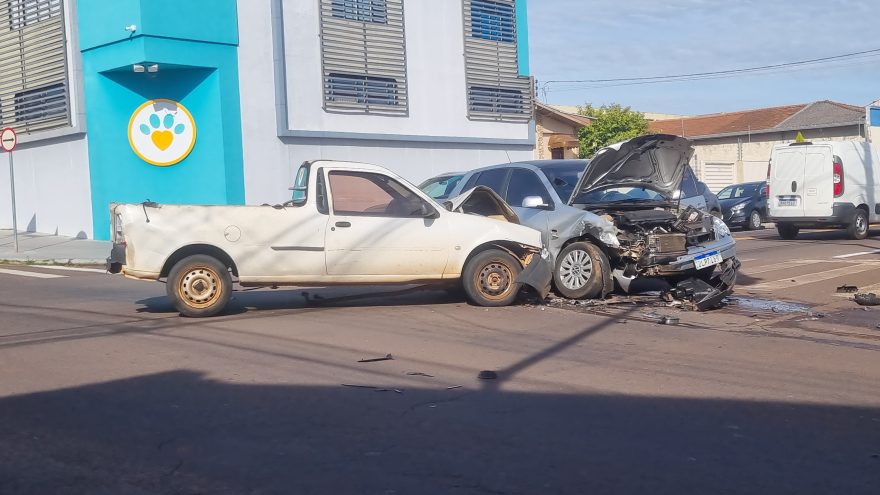Carros se envolvem em forte colisão no cruzamento das Ruas General Osório com Cuiabá
