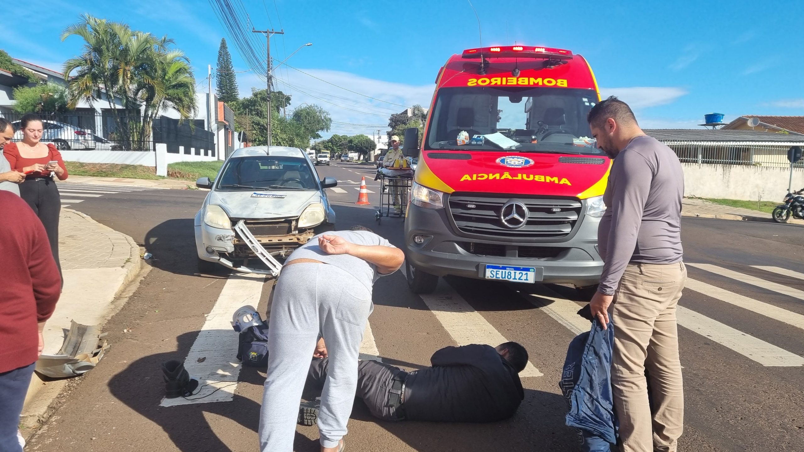 Motociclista se envolve em colisão com Ford Ka e é socorrido na Rua Ipanema