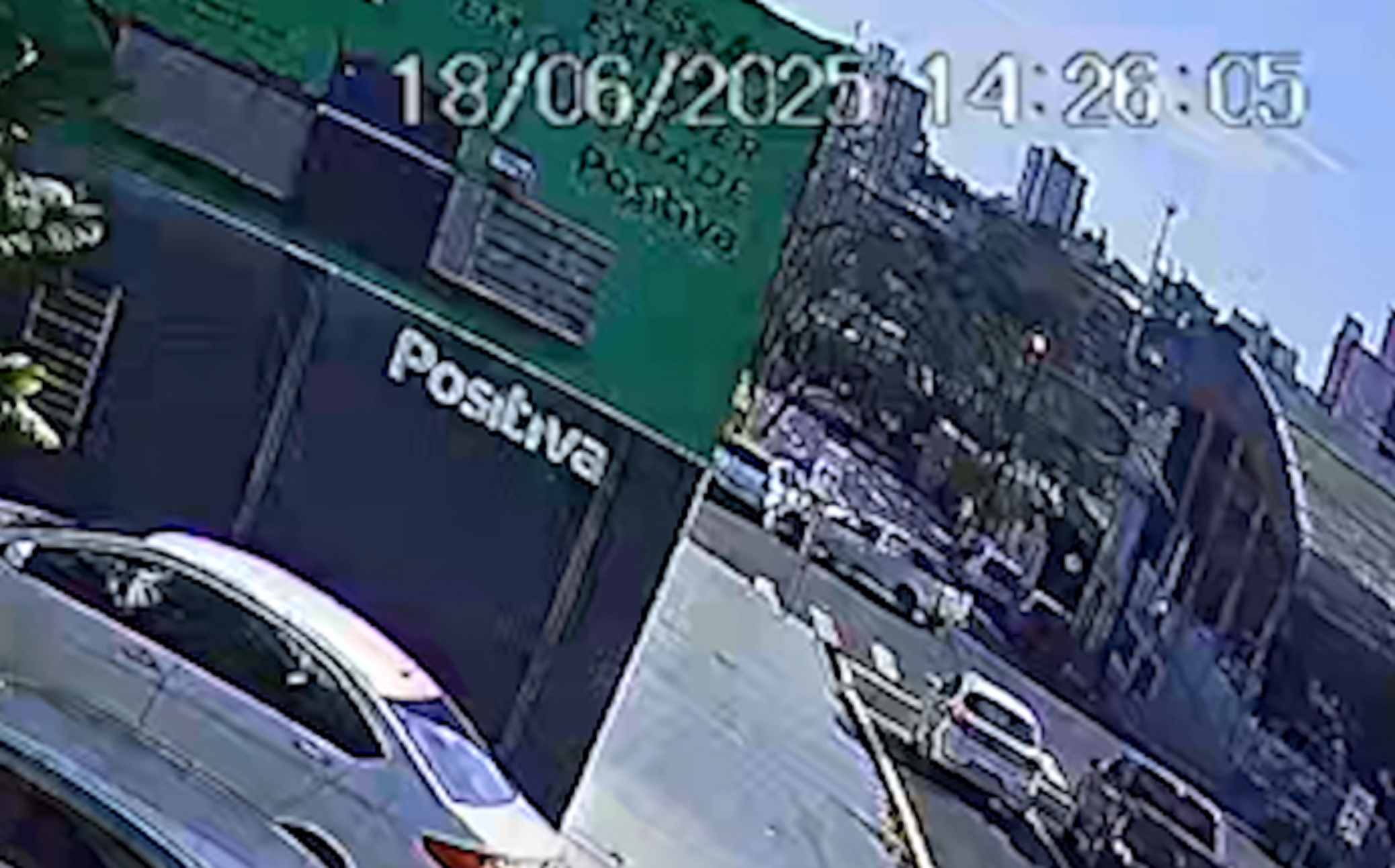 Câmera registra acidente entre Polo e Courier no Parque São Paulo