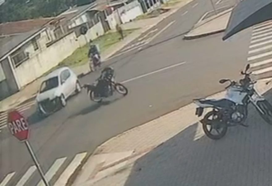 Vídeo mostra Ford Ka avançando em preferencial e derrubando motociclista