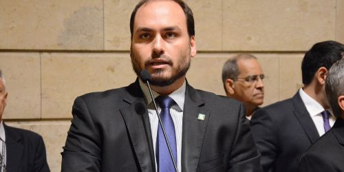 PF diz que Bolsonaro e Carlos integravam organização criminosa na Abin Imagem referente a PF diz que Bolsonaro e Carlos integravam organização criminosa na Abin