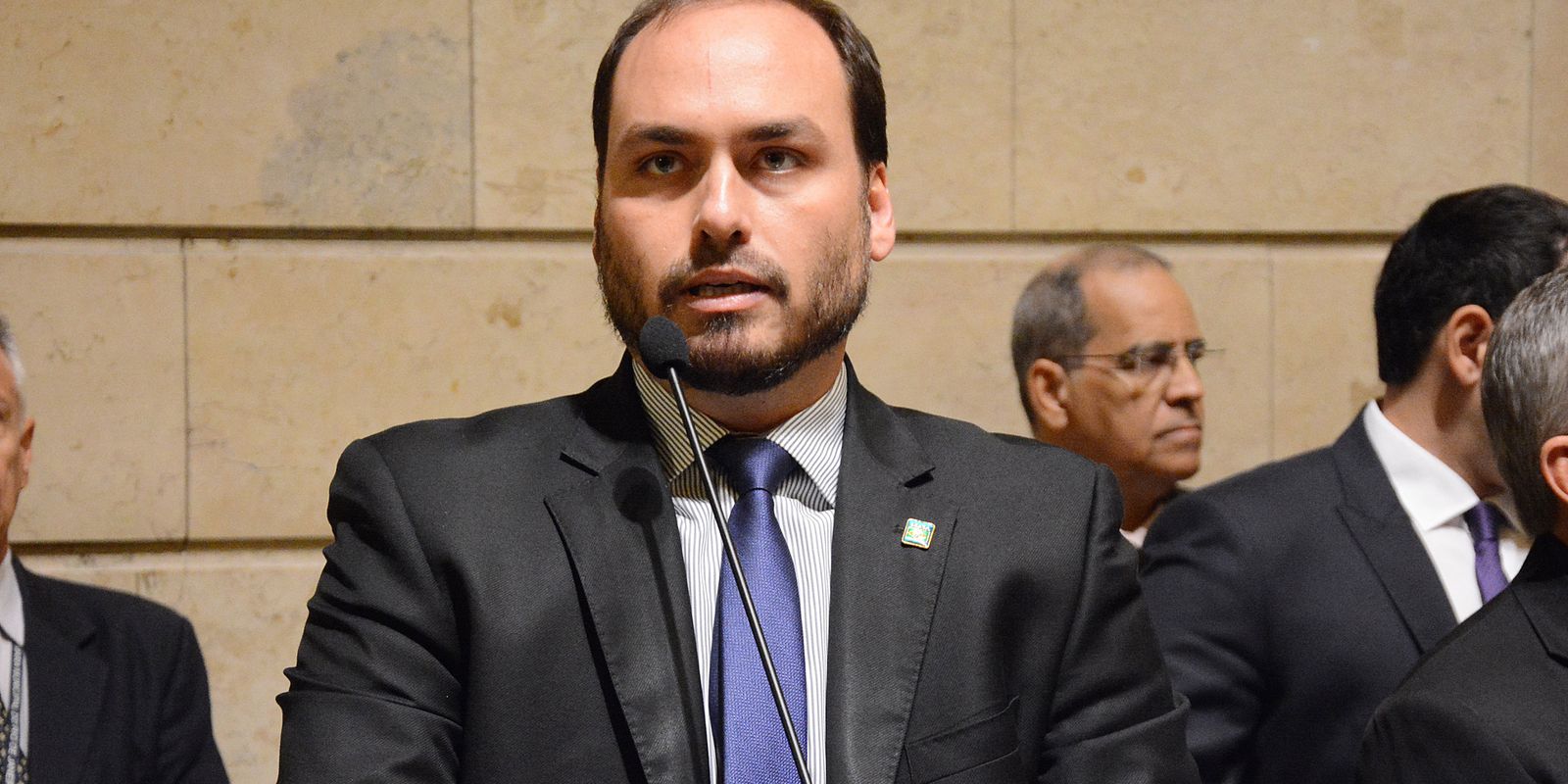 PF diz que Bolsonaro e Carlos integravam organização criminosa na Abin PF diz que Bolsonaro e Carlos integravam organização criminosa na Abin