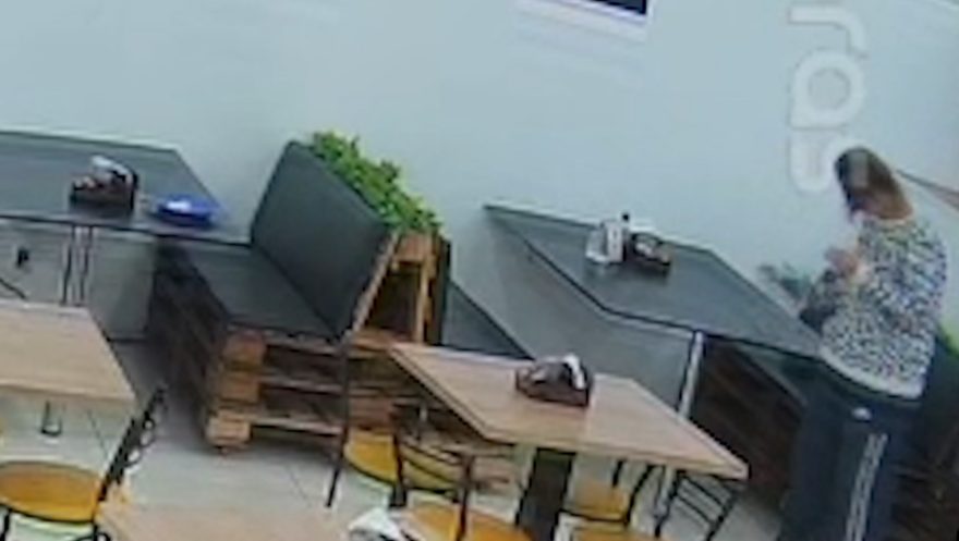 Proprietário pede devolução de celular levado por engano em estabelecimento