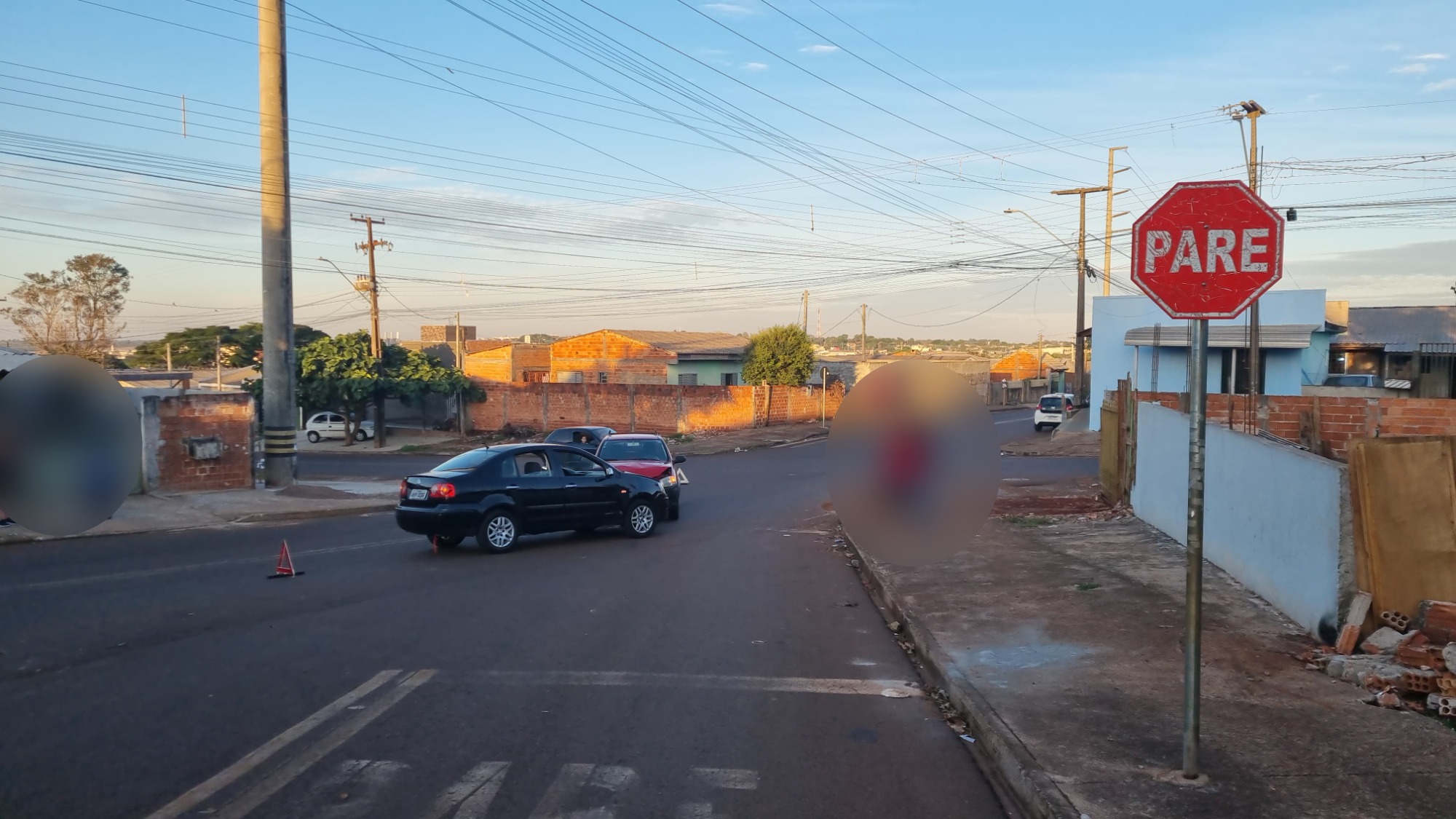 Acidente entre carros é registrado no Bairro Interlagos em Cascavel Acidente entre carros é registrado no Bairro Interlagos em Cascavel
