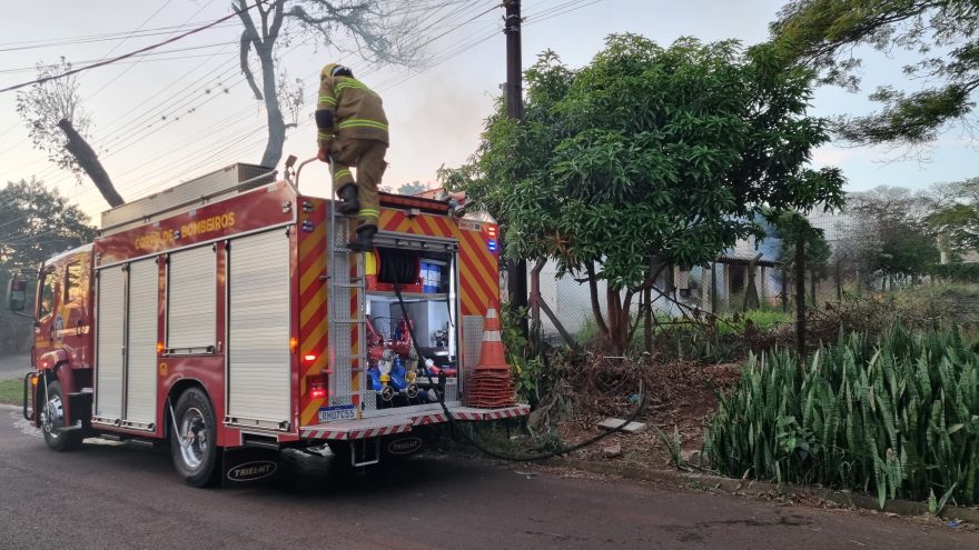 Incêndio ambiental ameaça atingir casas no Bairro Canadá em Cascavel