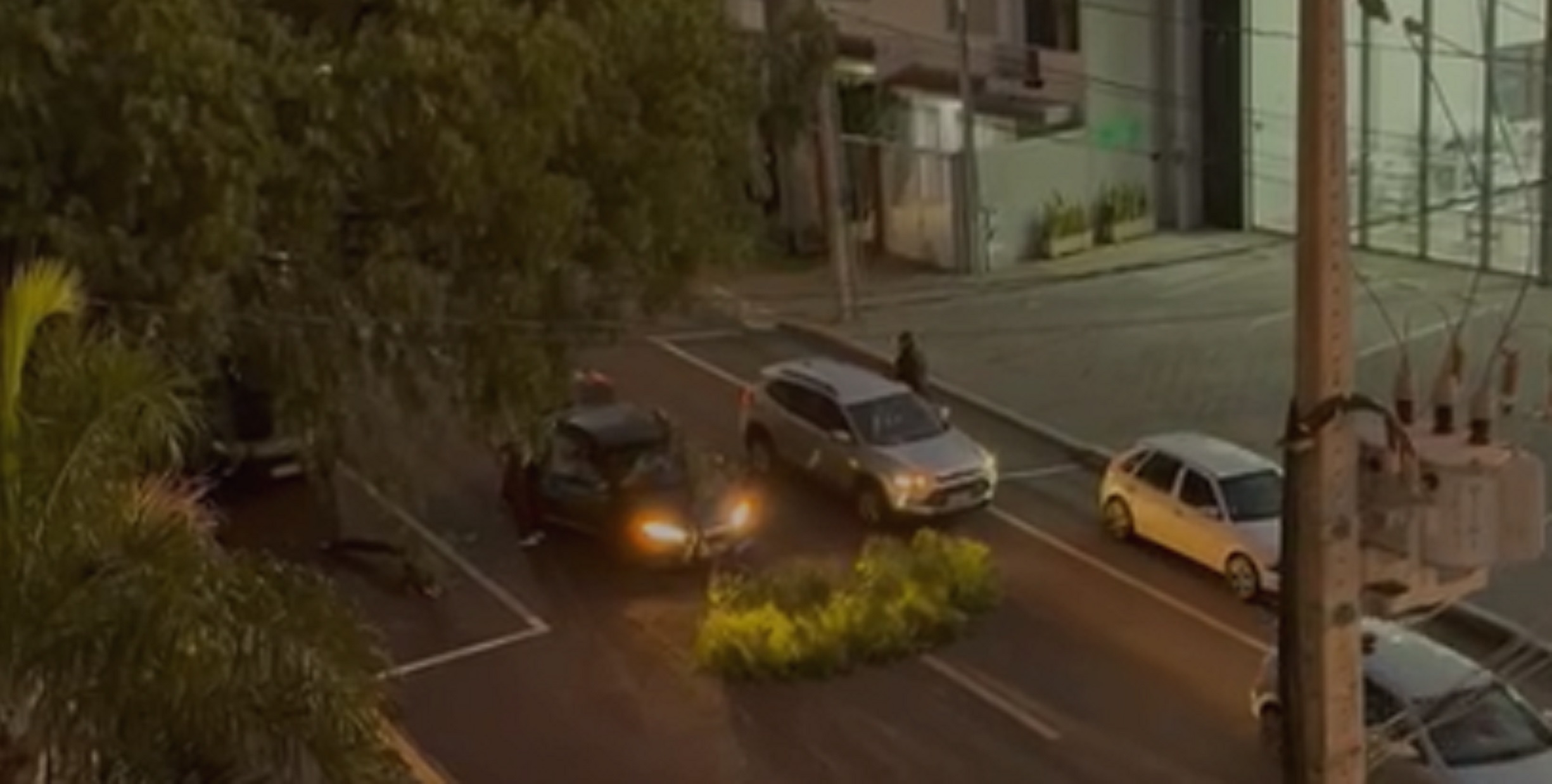 Do nada! Galho de árvore cai e danifica carro no Centro de Cascavel Do nada! Galho de árvore cai e danifica carro no Centro de Cascavel