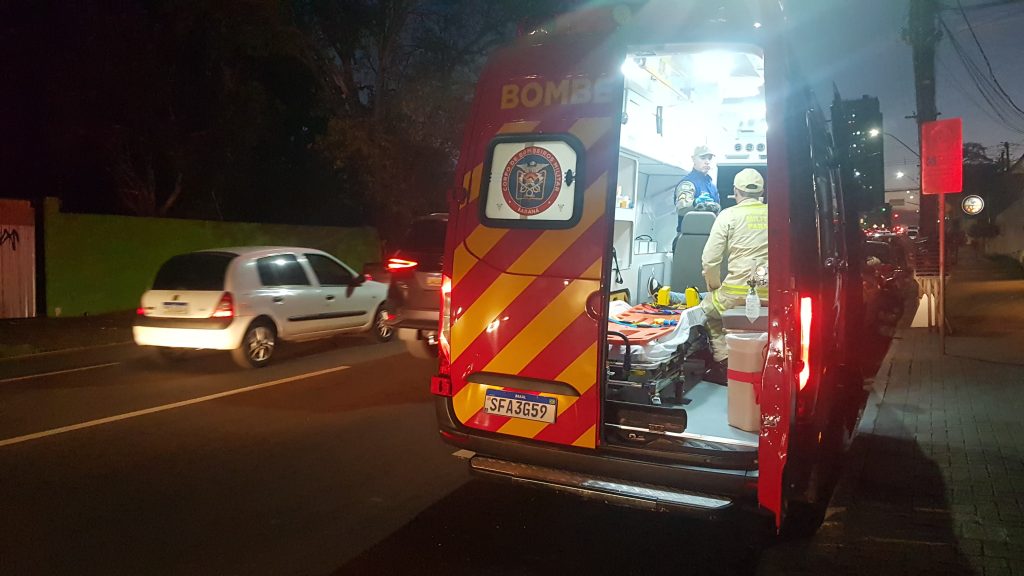 Casal cai de moto e fica ferido no Centro de Cascavel