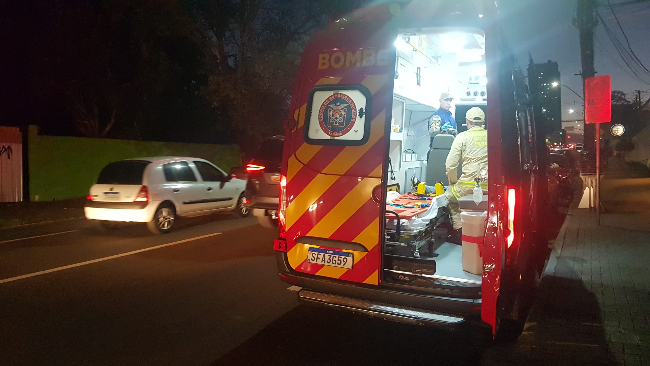 Casal cai de moto e fica ferido no Centro de Cascavel Casal cai de moto e fica ferido no Centro de Cascavel