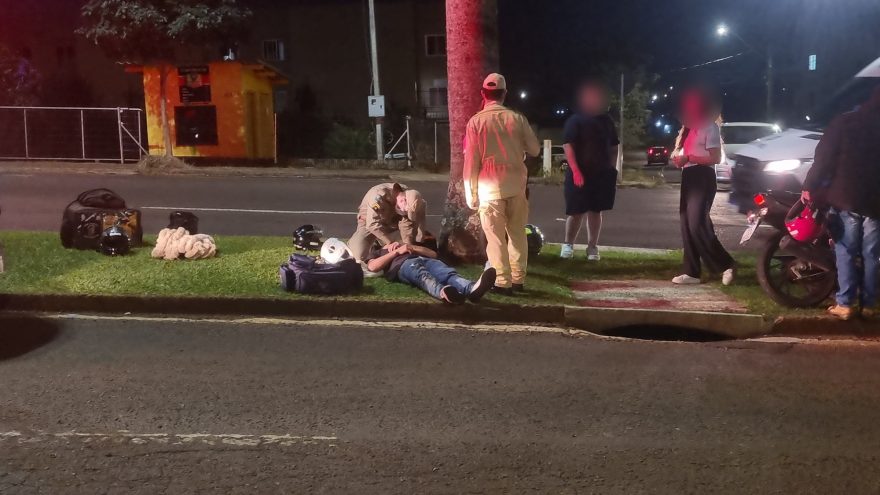 Motociclista sofre queda na Avenida Brasil e é socorrido pelo Siate