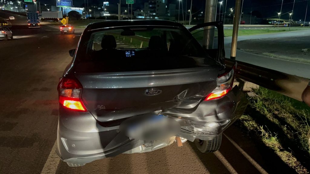 Ford Ka e Honda Civic se envolvem em acidente no Trevo Cataratas