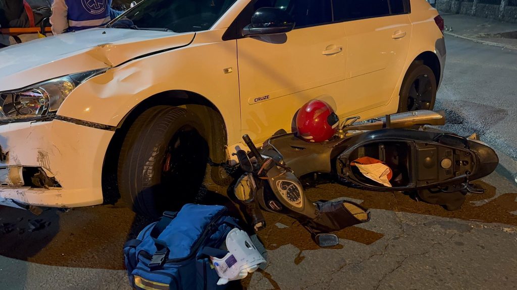 Honda Biz quase para embaixo de Cruze após acidente em Francisco Beltrão