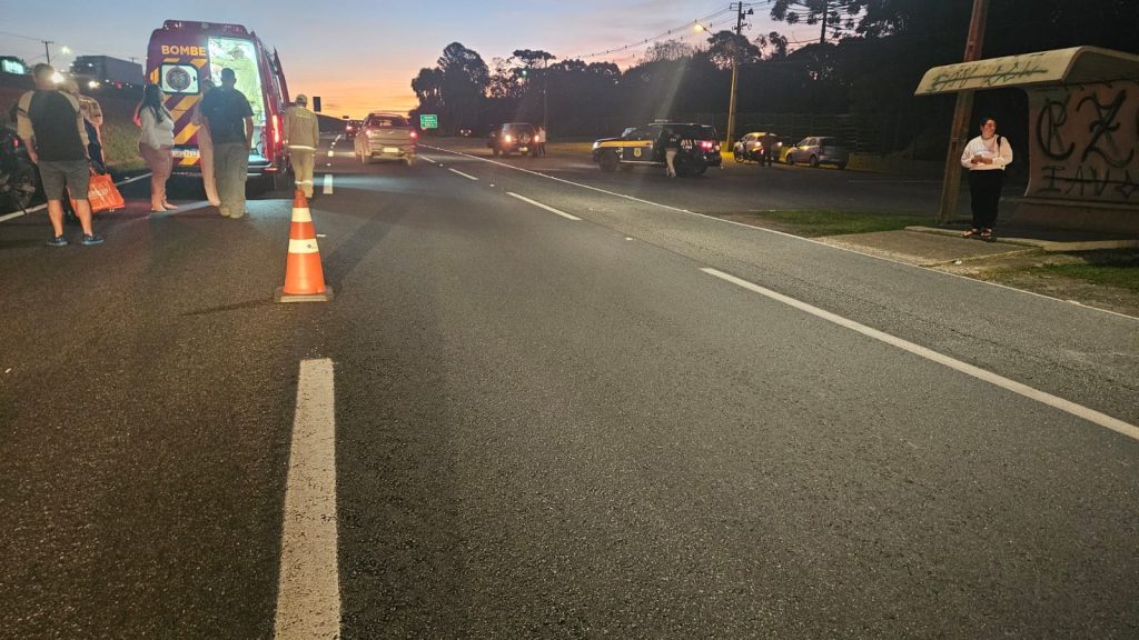 Pedestre é atropelada por moto ao atravessar a BR-277