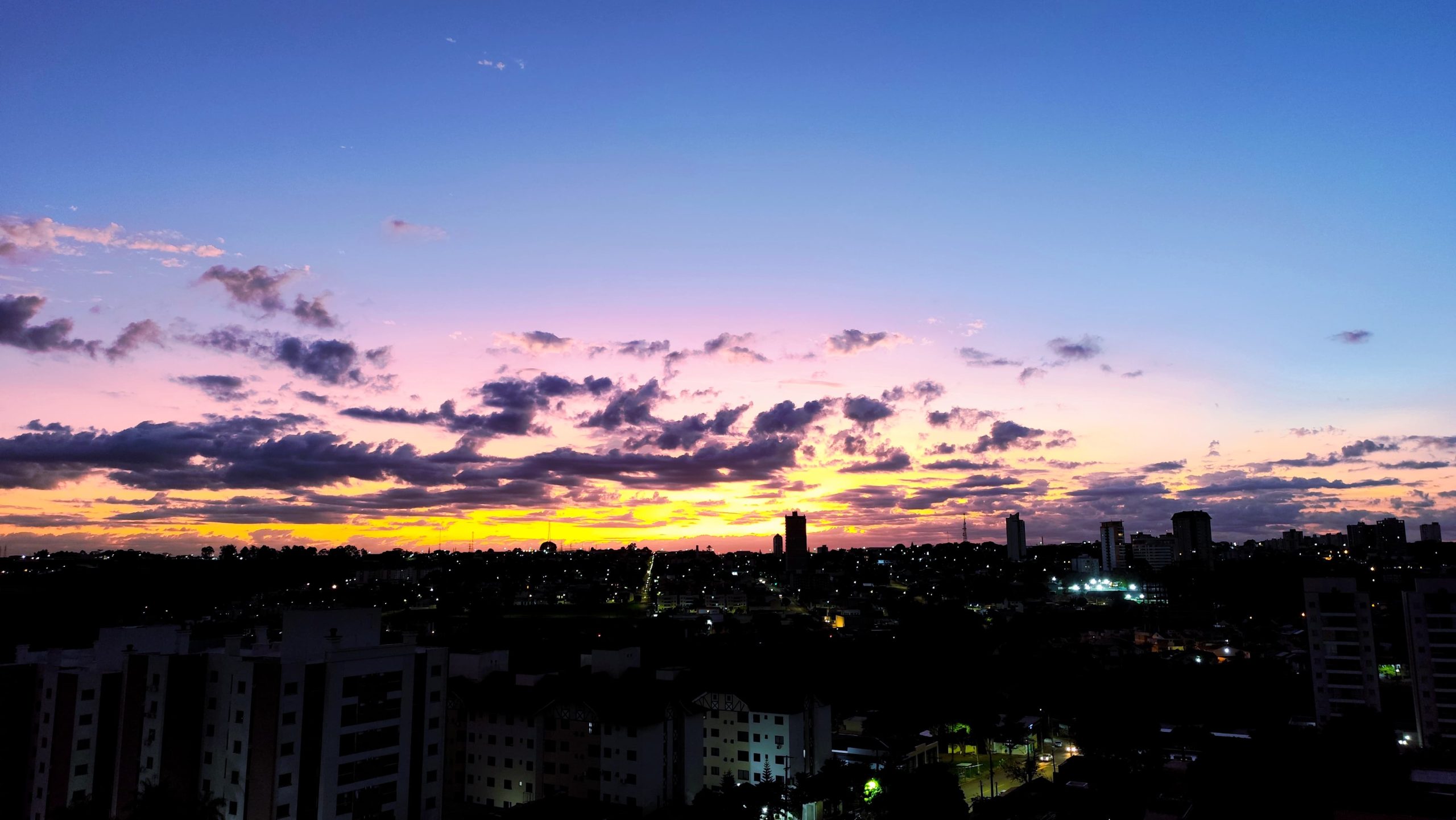 Corpus Christi em Cascavel: entre tapetes coloridos e nuvens suspeitas, o feriado pode terminar molhado
