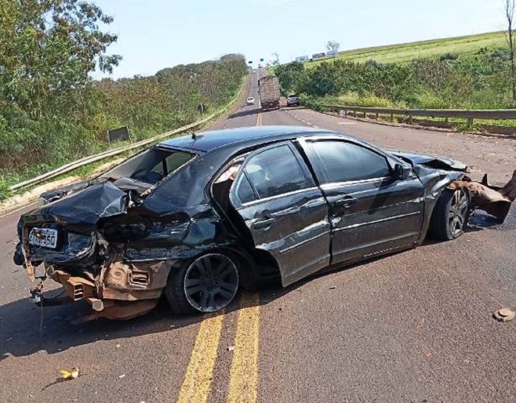Carro roda na pista e bate em guard-rail após pneu estourar na BR-272