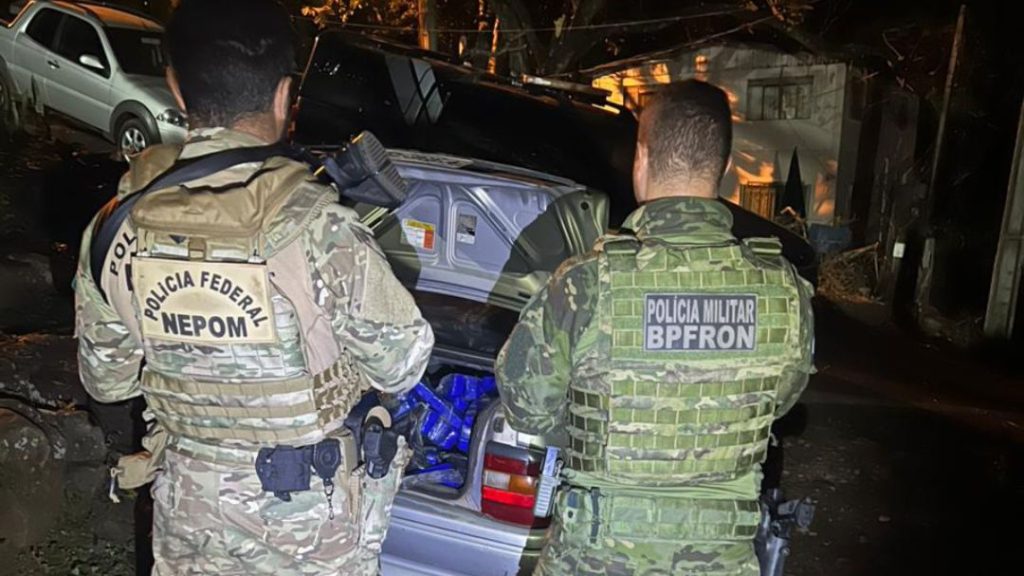 PF, PM e PC prendem duas pessoas com 300 Kg de drogas em Foz do Iguaçu PF, PM e PC prendem duas pessoas com 300 Kg de drogas em Foz do Iguaçu